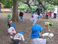写真：クリーン大作戦にて善福寺川公園のゴミ拾い