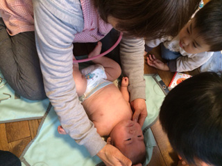 写真：すこやか赤ちゃん訪問での赤ちゃんのチェック2