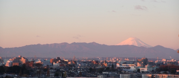 区役所から見た朝焼けの富士山