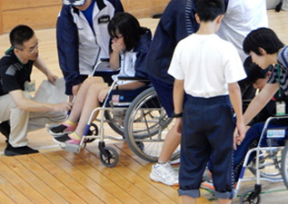 写真：車いすを使用した傷病者搬送訓練の様子