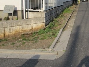 写真：道路が拡幅できていない箇所の画像