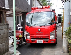 写真：消防車の通行が困難な状態の画像