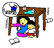 イラスト：テーブルの下に隠れる親子