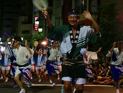 写真：東京高円寺阿波おどり4踊っている杉並区長