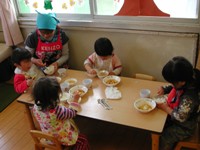 写真：1歳クラス食事の様子