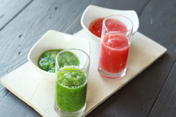 赤いトマトポン酢と緑のきゅうりポン酢の写真