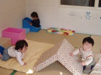 写真：0歳児クラス室内遊び
