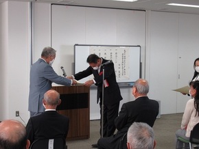 高井戸地域区民センター協議会退任委員感謝状等贈呈式の写真1 