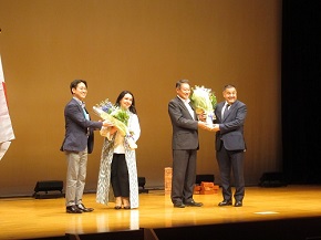日本とウズベキスタンの国交樹立30周年を記念し設立された「日本ウズベキスタン文化センター」が主催する催しが開催され、来賓として挨拶しました。