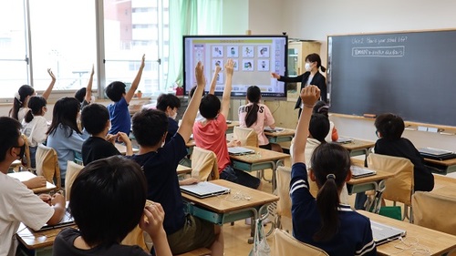 先生の問いに生徒が挙手をしています。