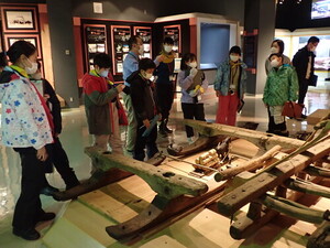 北国博物館で調べ学習する児童の様子