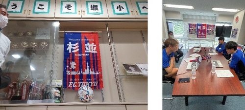 オンラインで生徒たちに授業をするFC東京の選手たちの写真