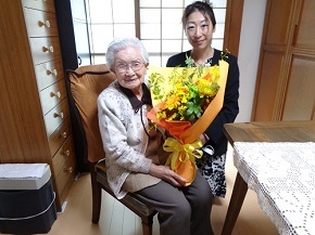 満100歳を超えられた方に対する長寿のお祝いとして、満102歳になられた由井よね（ゆいよね）様、満101歳になられた川邊花子（かわべはなこ）様を訪問し、記念の花束をお贈りいたしました。