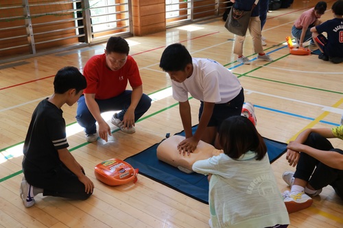 AEDの訓練をしている様子の写真