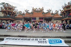 区長は、5月11日から5月13日までの3日間の日程で開催された東京高円寺阿波おどり台湾公演2023のため台湾を訪問しました。 今回で4回目となる台湾公演は、桃園市（とうえんし）、雲林県（うんりんけん）、台北市（たいぺいし）で実施し、各公演では、約100名の踊り手たちが、詰めかけた多くの観客の熱気に包まれながら、阿波おどりを盛大に披露しました。また、12日には、桃園市にある銘伝（めいでん）大学で、在学生向けに楽器紹介や踊り体験を行うなど、交流イベントを実施しました。