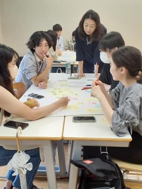 区長とまちづくりの中で道路を考える対話集会「さとことブレスト」を開催しました。今回は、東京女子大学の学生を参加者にして、活発な議論を行いました。
