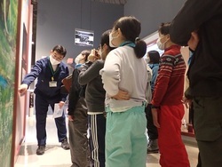 北国博物館で調べ学習する児童の写真