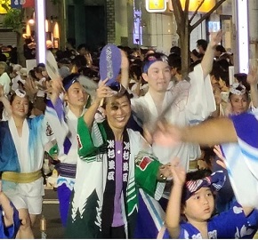 4年ぶりに「東京高円寺阿波おどり」が26日（土曜日）と27日（日曜日）の2日間で盛大に開催され、約93万人の観客が訪れました。高円寺駅周辺の公道を使用した8つの演舞場を舞台に行われる「流し踊り」と、区内2つのホールで行われる「舞台踊り」により、延べ1万人の踊り手が観客を魅了し、大きな拍手と歓声で高円寺の夏を彩りました。区長は、開会にあたり挨拶し、杉並区役所の職員等で構成された「さざんか連」のメンバーと一緒に踊りを披露しました。