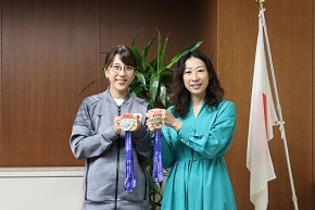 7月に台湾で開催された「第4回世界ろうあ者卓球選手権大会」に日本代表として出場した亀澤理穂さんが、女子団体優勝、女子ダブルス優勝、女子シングルス準優勝等の優秀な成績を収められたことを記念し、区長を表敬訪問されました。2025年に東京で開催される第25回デフリンピック大会（デフ100周年記念大会）での活躍が期待されます。