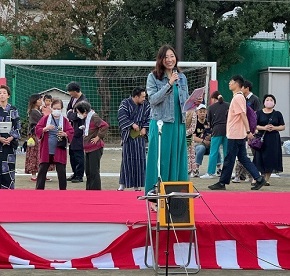 高円寺北中通り商栄会主催の「第11回馬橋盆踊り」が開催され、来場の皆さんに向けて挨拶しました。地域住民の方々がお祭りを楽しみ、会場には笑顔が溢れました。