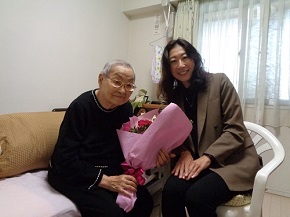 満100歳を超えられた方に対する長寿のお祝いとして、満101歳になられた稲田マサ（いなだまさ）様、満100歳になられた梅原兼次（うめはらけんじ）様を訪問し、記念の花束をお贈りいたしました。