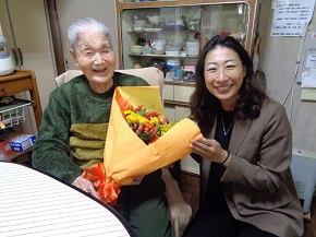 満100歳を超えられた方に対する長寿のお祝いとして、満101歳になられた稲田マサ（いなだまさ）様、満100歳になられた梅原兼次（うめはらけんじ）様を訪問し、記念の花束をお贈りいたしました。