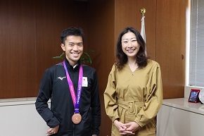 10月に中国で開催された「杭州2022アジアパラ競技大会」に日本代表として出場した井草貴文さんが、男子1500m（T37/T38クラス）で銅メダルを獲得したことを記念し、区長を表敬訪問されました。今後の活躍が期待されます。
