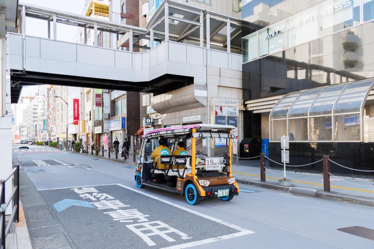 AirFreeを装着して荻窪駅西口停留所を発車するグリーンスローモビリティの写真