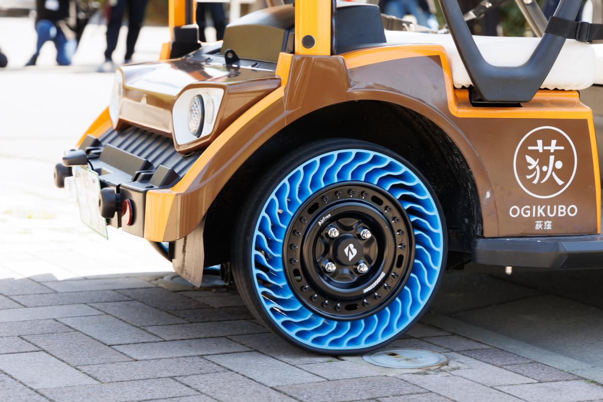 グリーンスローモビリティに装着されたAirFreeの写真