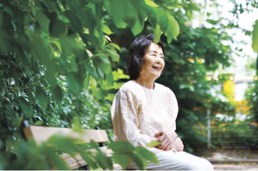 ベンチに座って話す久保田さん