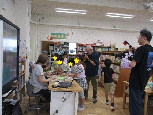 貸出返却の様子。カメラマンさんが2人もいました。