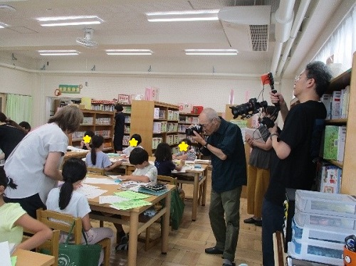 学校司書の授業支援の様子。写真と動画撮影でした。