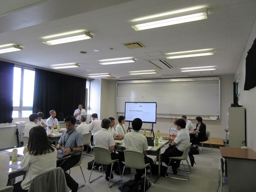 実践事例の報告。様々な連携を紹介する様子。