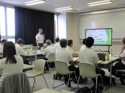 実践事例の報告。区立三谷小学校の取組発表の様子。