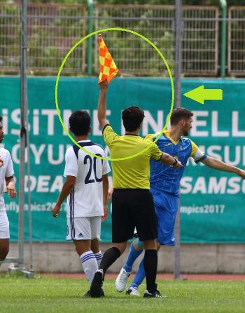 サッカーでは主審も旗（フラッグ）を持つ