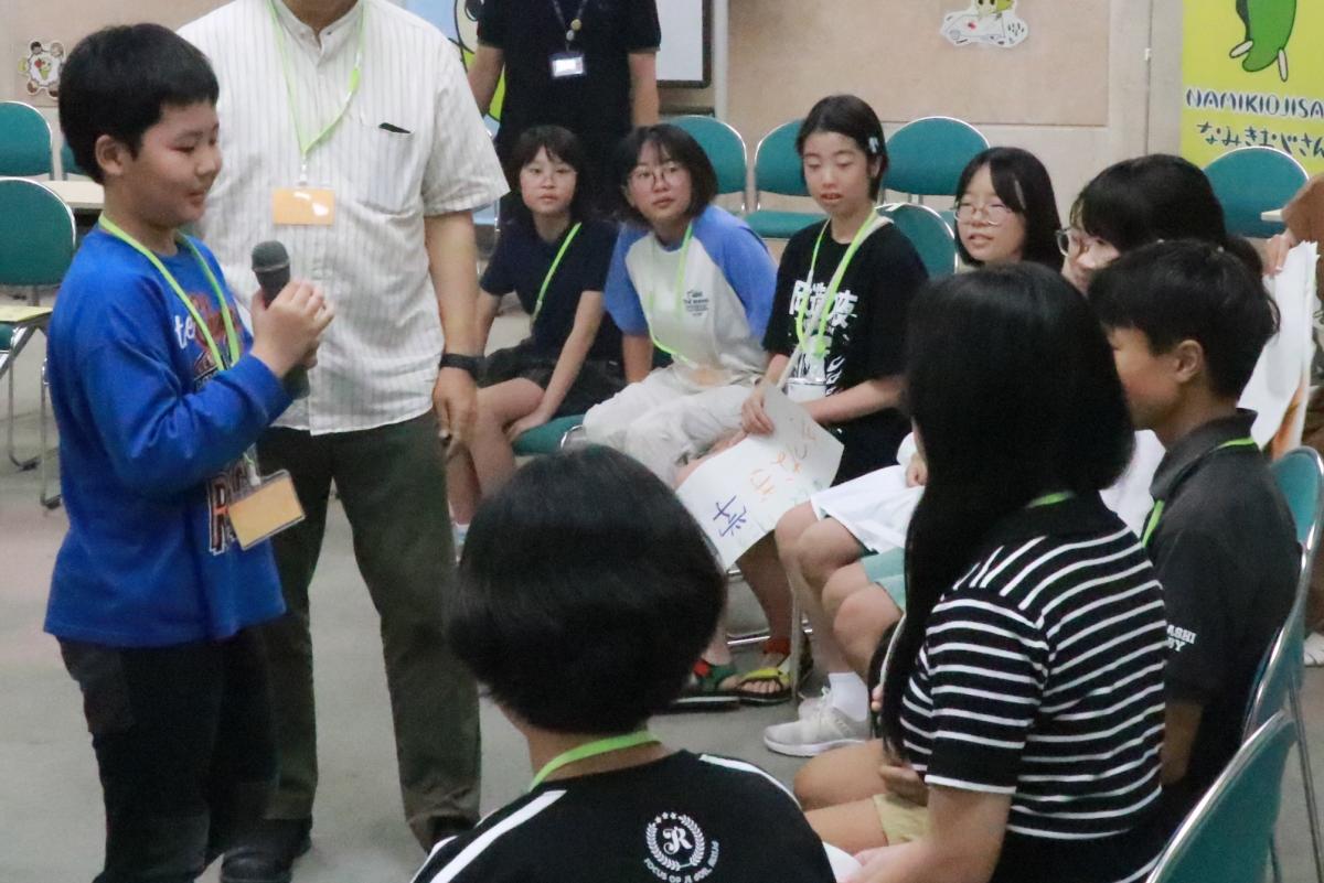 子どもたちによるインタビューの様子