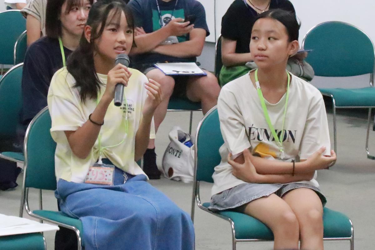 子どもから大人に質問している様子