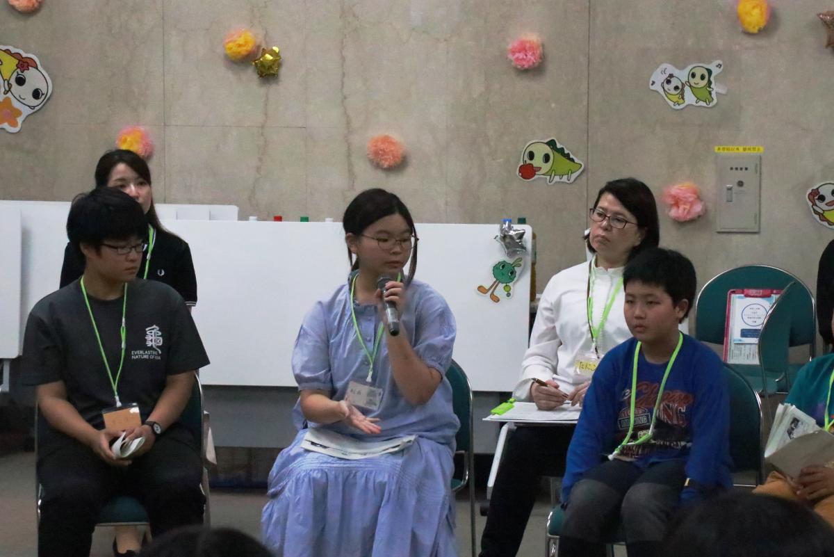 子どもから大人に質問している様子