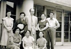 杉並公会堂前にて（安田郁と田鶴子ら）