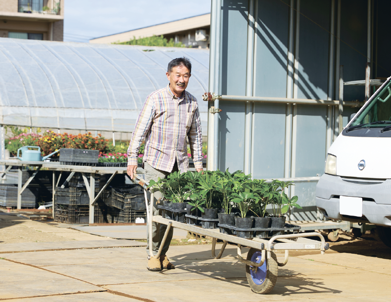 苗を運ぶ野田さん