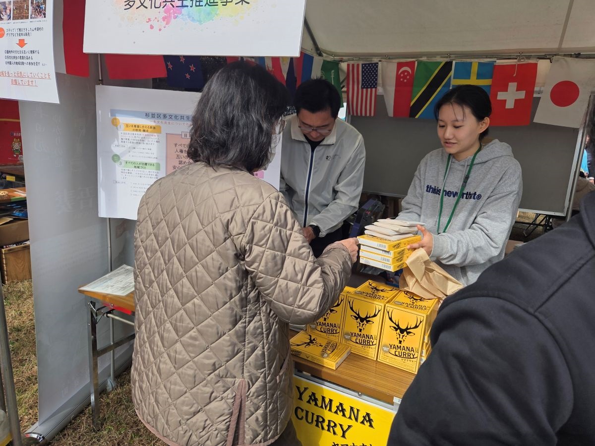 すぎふぇす売り子