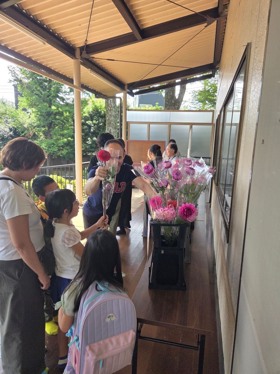 花を子供に渡す