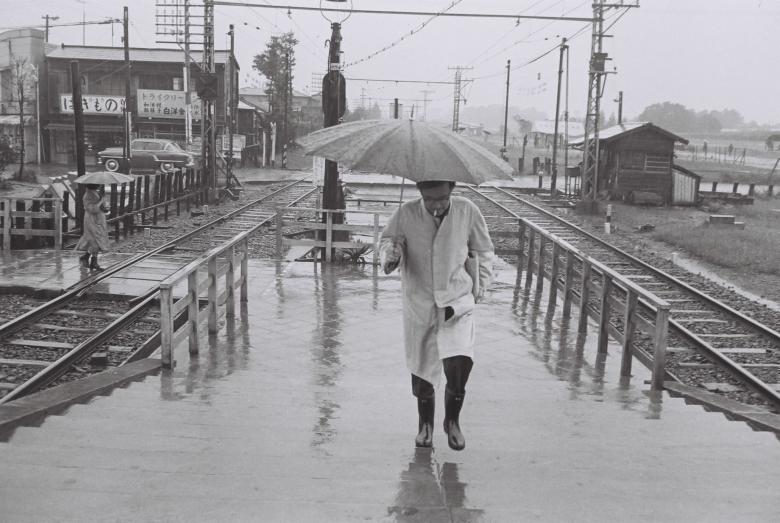 雨の中を歩く開高健