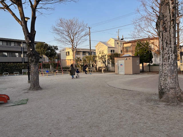 ブランコ＆トイレの写真