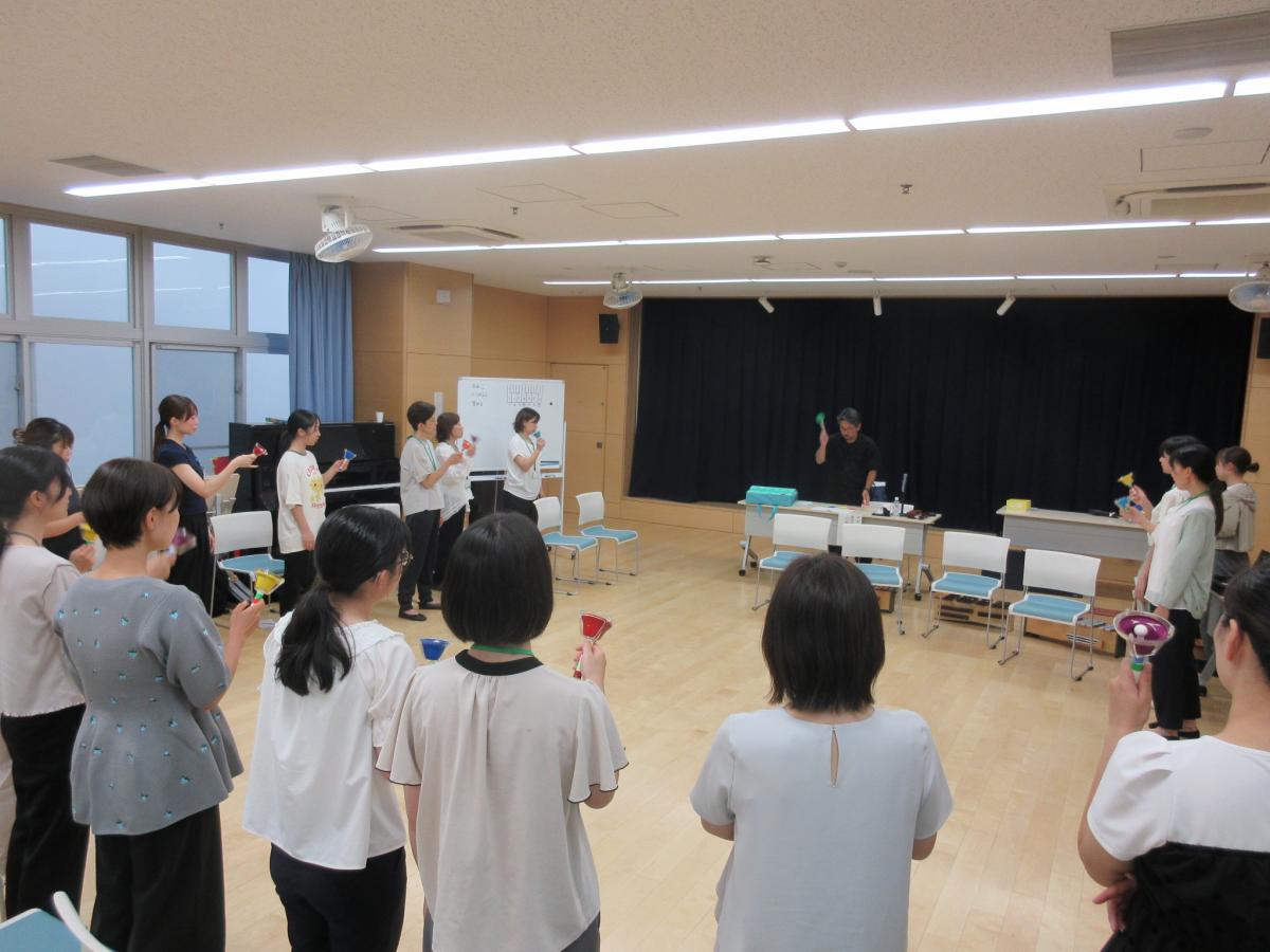 参加者がハンドベルを鳴らしている様子