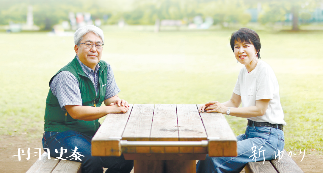 公園のベンチに座るにわふみやすさんとあたらしゆかりさんの画像