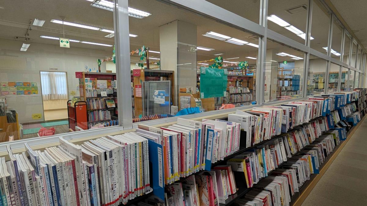 ガラス越しに隣り合う、児童書コーナーと一般図書コーナーの様子