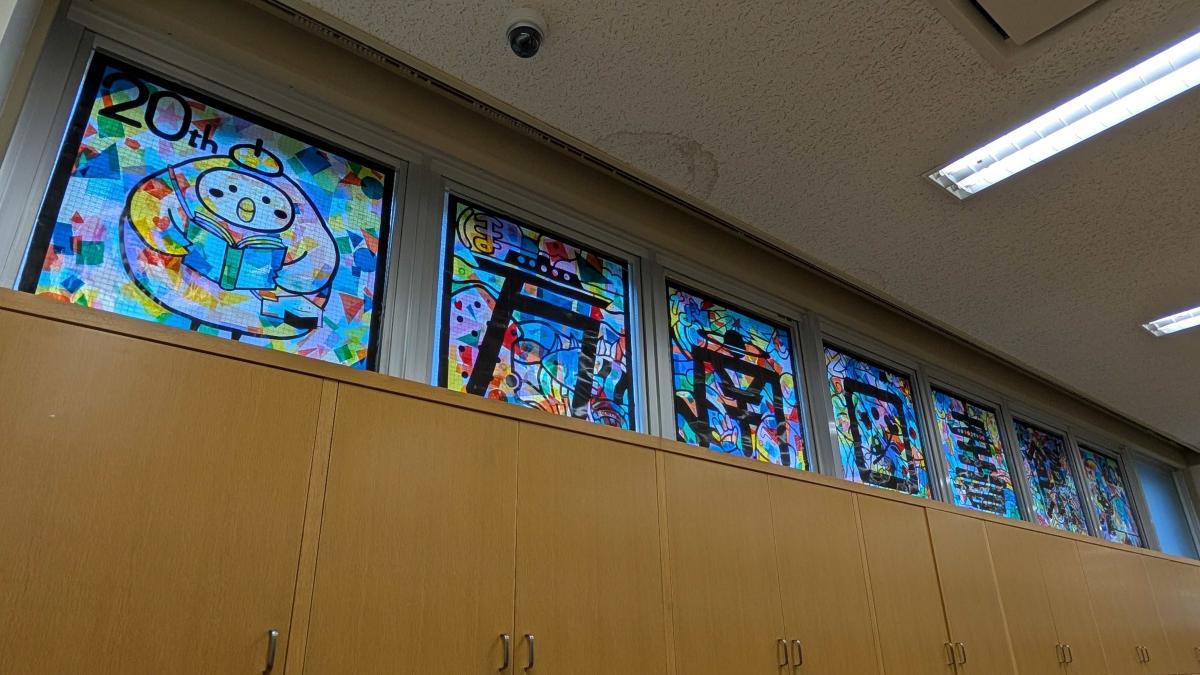 方南図書館の窓を彩るステンドグラス風の制作物
