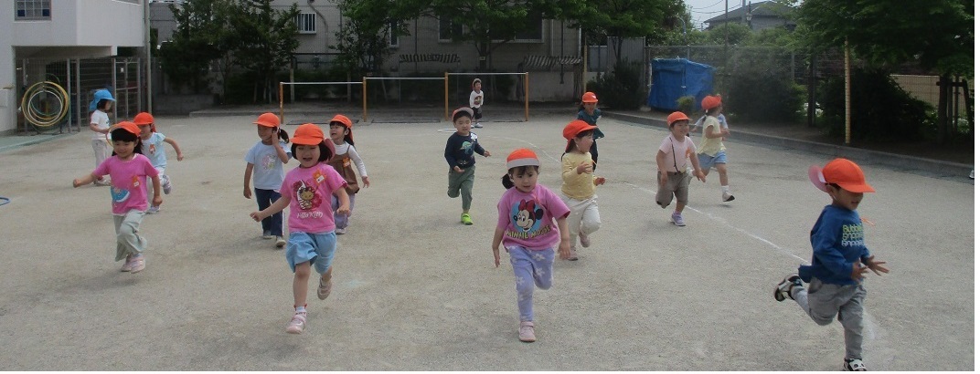 園庭を走る子どもたち