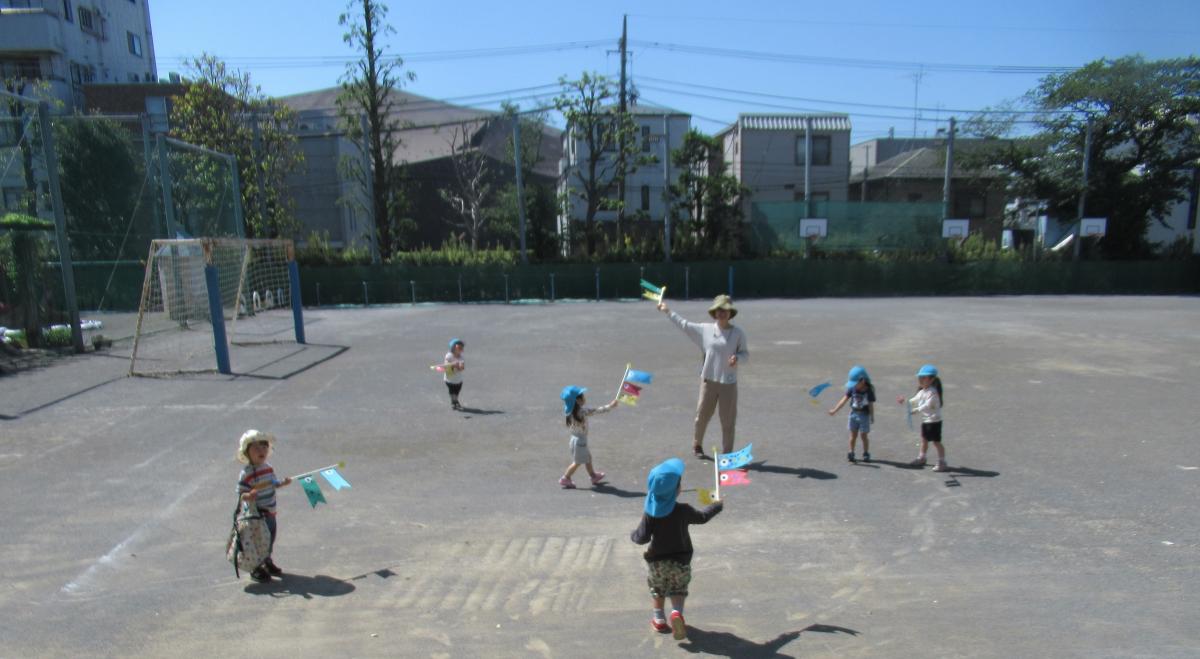 グラウンドで遊ぶ子どもたち